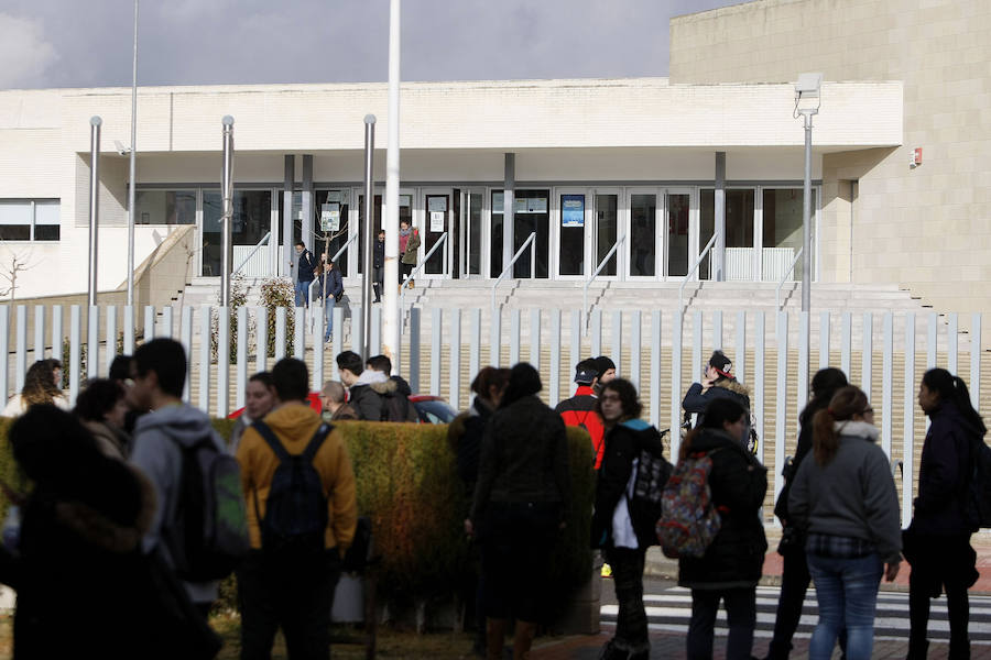 Fotos del instituto de Villena en el que un alumno ha apuñalado a 5 compañeros de clase