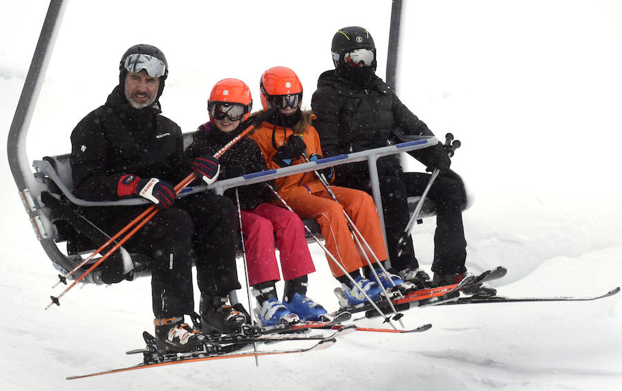 Fotos de la Familia Real durante su jornada de esquí en Astún