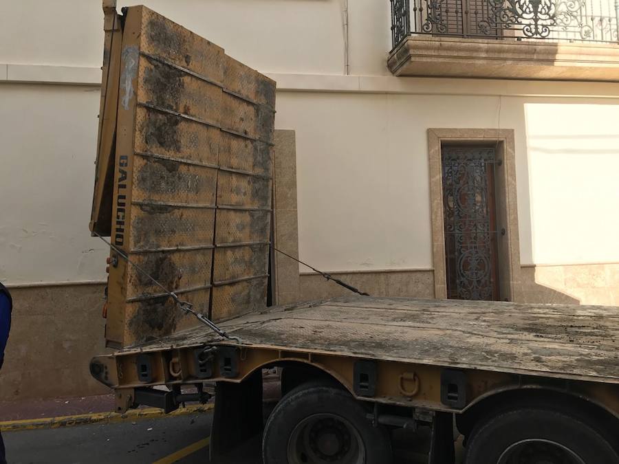 Un tráiler queda encajado en el centro de Benitatxell y colapsa el tráfico