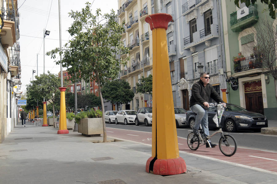 Fotos de los postes para la iluminación fallera en la calle Puerto Rico de Valencia