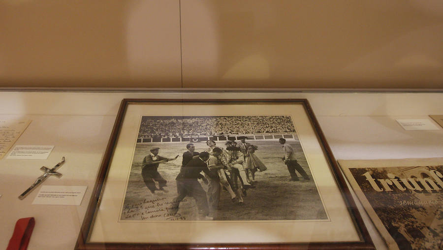 Fotos de la exposición dedicada al torero Manolete en el Ateneo Mercantil de Valencia