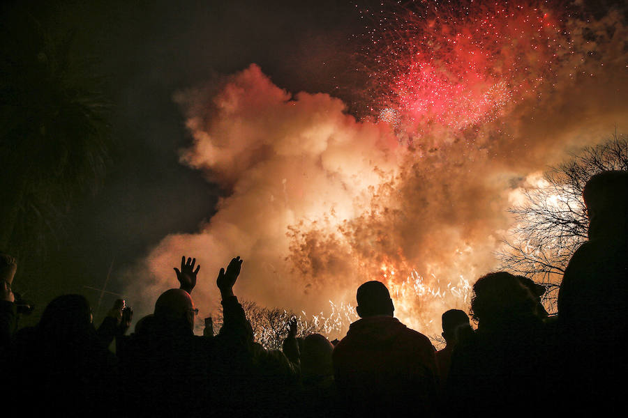 Fotos de la mascletà vertical 'Amstel Nit de l'Espolín'