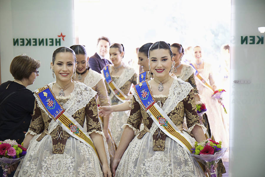 Fotos de la visita de Raquel Alario, fallera mayor de Valencia y su corte de honor a la fábrica de Amstel