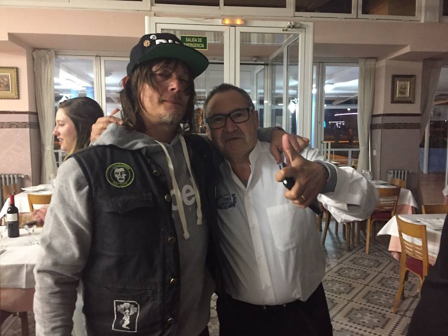 DARYL Y NEGAN DE 'THE WALKING DEAD' COMEN PAELLA EN LA PEPICA