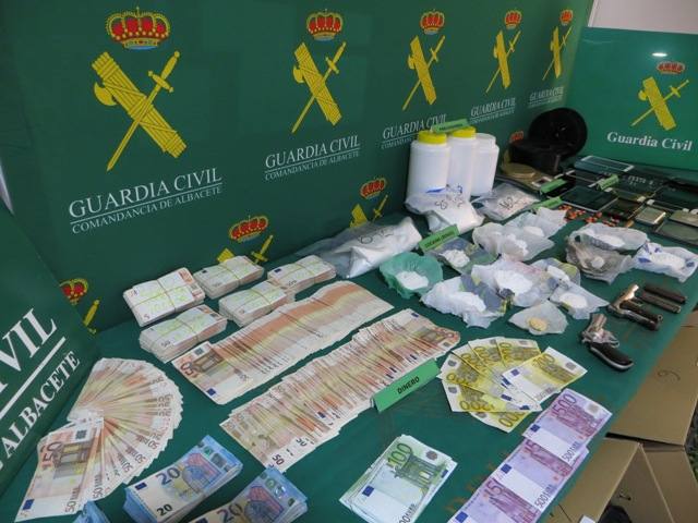 La Guardia Civil detiene a 13 personas y desmantela tres laboratorios de drogas en Villena y Alpera