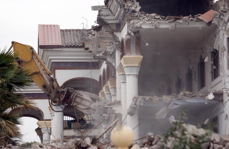 Fotos de la demolición de la antigua discoteca Arabesco en San Antonio de Benagéber