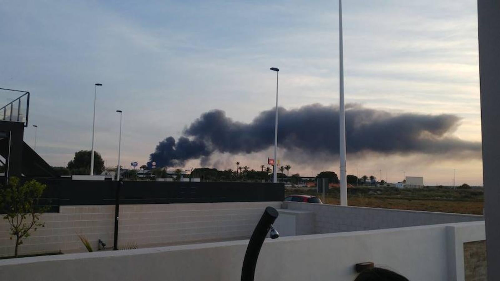Fotos del incendio de una fábrica de caucho en Santa Pola