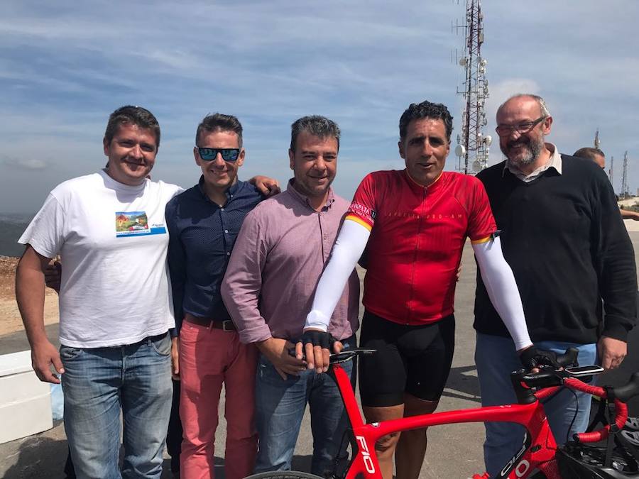 Indurain, Perico Delgado y Óscar Pereiro rinden homenaje a los ciclistas de Xàbia que murieron en Oliva