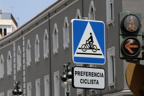 Vecinos y oposición piden la retirada de la señal inventada del anillo ciclista de Valencia