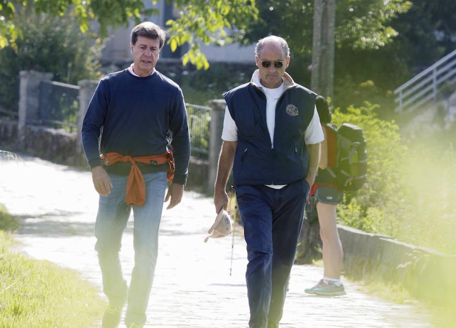 Fotos de Francisco Camps y Cayetano Martínez de Irujo en el Camino de Santiago