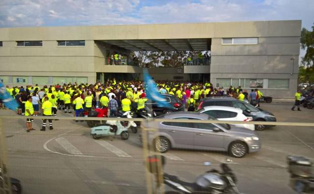 Los estibadores paralizan el Puerto de Valencia para aprobar ir a la huelga desde el lunes