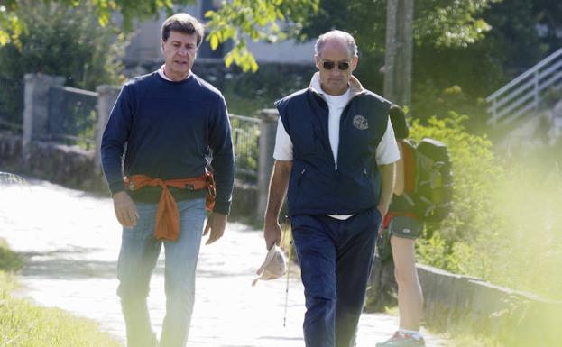 Francisco Camps hace el Camino de Santiago junto a Cayetano Martínez de Irujo