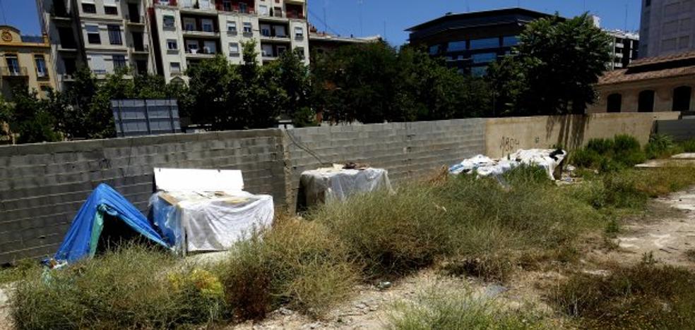 Otro asentamiento toma un solar municipal junto al edificio de Tabacalera de Valencia