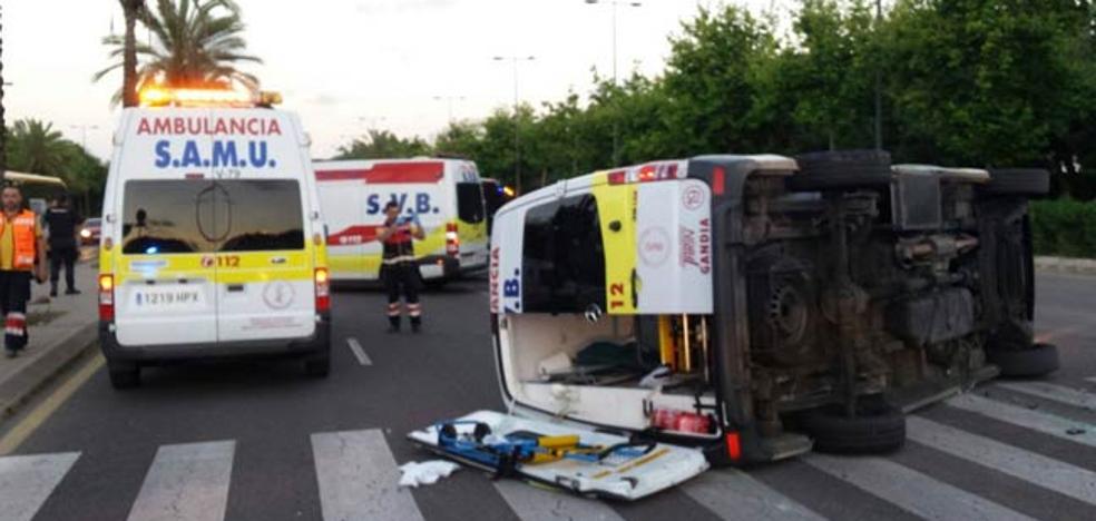Una ambulancia vuelca en el Bulevar Sur a la altura de La Fe