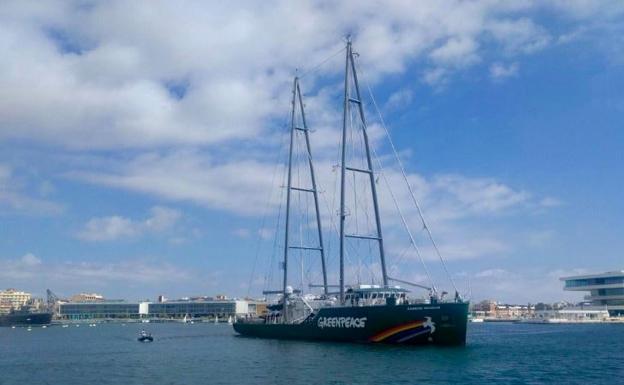 El 'Rainbow Warrior' de Greenpeace llega a Valencia y podrá ser visitado