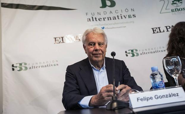 Felipe González no irá al Congreso del PSOE por un viaje ineludible a Colombia