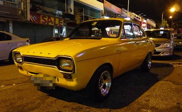 Roba un coche clásico color mostaza y agrede «brutalmente» a un guardia civil en los calabozos