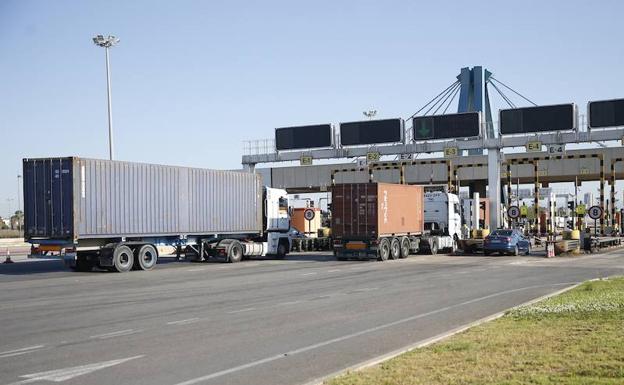 Los accesos en el Puerto de Valencia son fluidos al inicio de la huelga hoy
