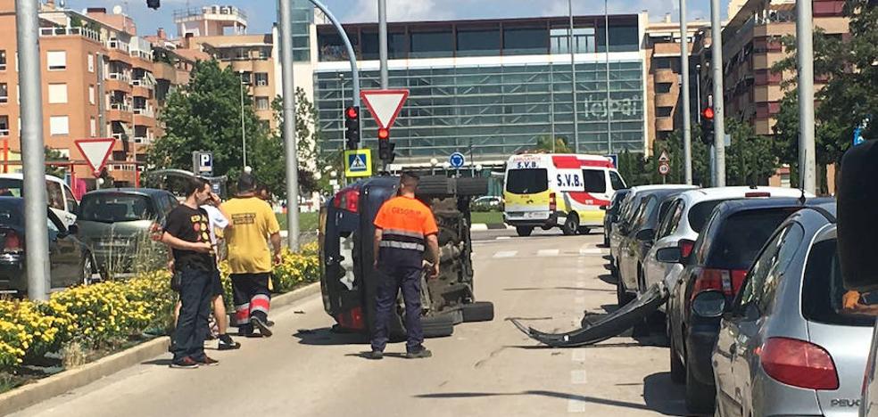 Vuelca con su coche tras rozar con otro aparcado en el centro de Torrent