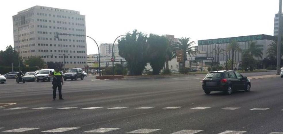 Los semáforos del cruce de Campanar con Pío XII de Valencia, fuera de servicio