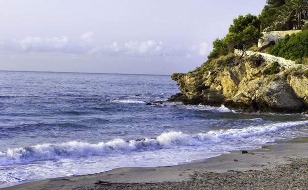 Rescatan a seis bañistas y un policía local arrastrados por la marea en una playa de Benissa