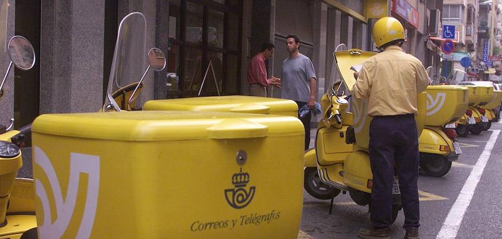 Un año de prisión para un cartero que no repartió 226 cartas y paquetes en Torrevieja
