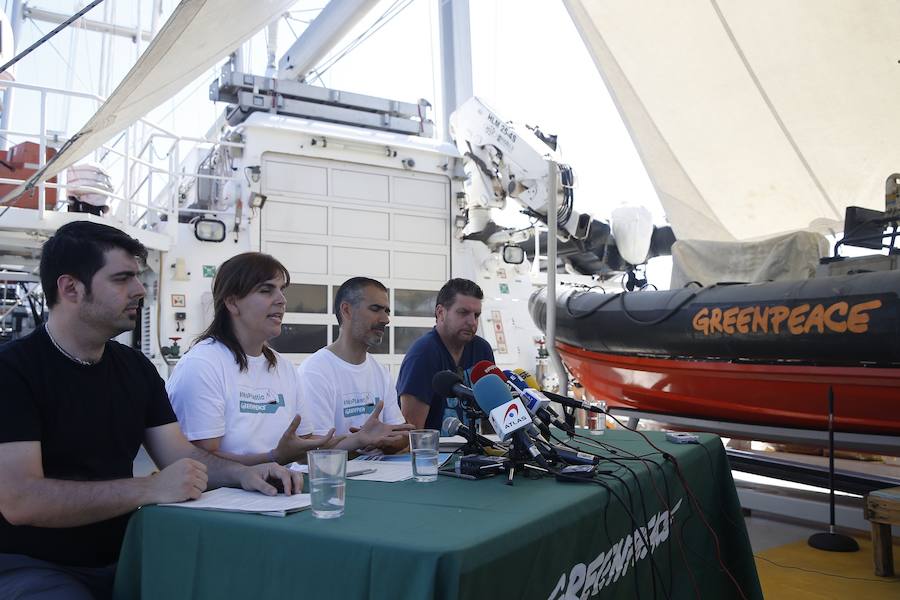 Fotos de la rueda de prensa de Greenpeace en Valencia por el día de los océanos