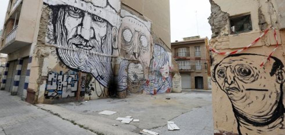 El tripartito gasta 7.000 euros en decorar con dos murales la zona degradada del Cabanyal