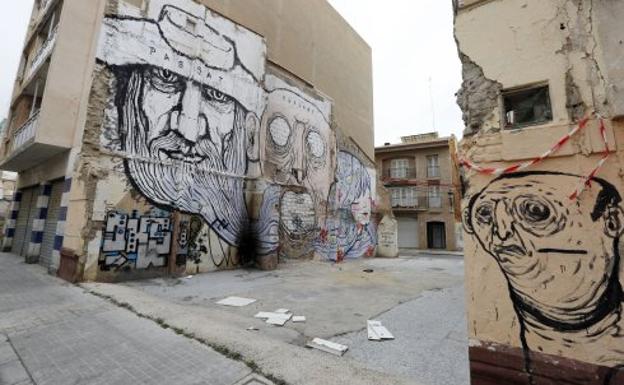 El tripartito gasta 7.000 euros en decorar con dos murales la zona degradada del Cabanyal