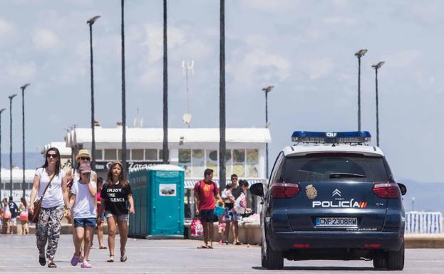 700 policías y guardias civiles vigilarán las playas valencianas la Noche de San Juan