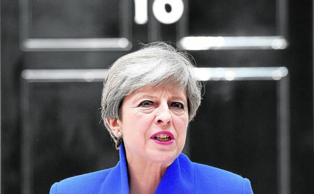 May formará gobierno con el apoyo de los unionistas del Ulster