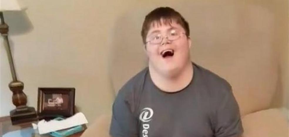 Un estudiante con Síndrome Down se entera de que va a ir a la Universidad en un emocionante vídeo