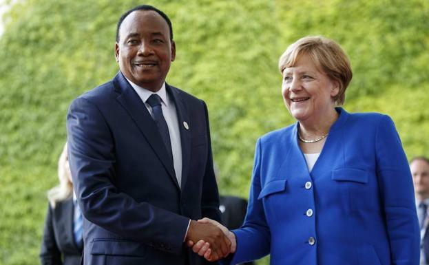 Merkel insta a la comunidad internacional a invertir más y vender más armas a África