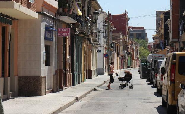 Juzgan a un exhibicionista por restregar sus genitales en la cara de un bebé en Alicante