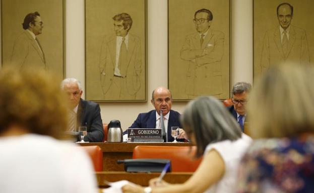 De Guindos dice que el Popular «no sabía» que era un banco «zombi»