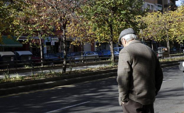 Uno de cada cuatro mayores de Valencia vive solo en su casa