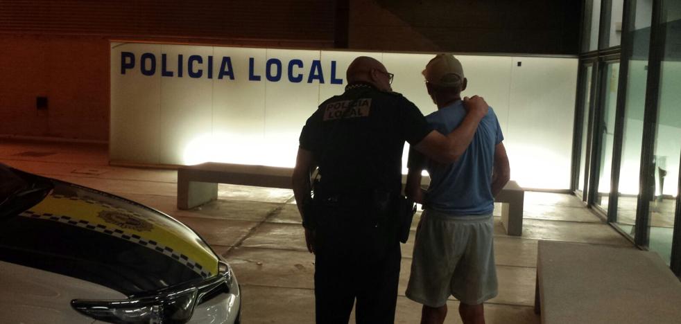 La policía de Alboraya auxilia a un anciano desorientado en plena V-21