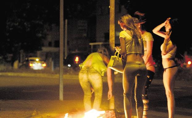 Despedido tras irse de fiesta y recoger prostitutas con el coche serigrafiado de una conocida empresa