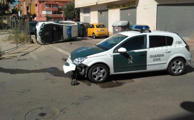 Dos coches de la Guardia Civil chocan en un servicio urgente