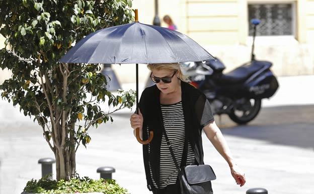 Valencia alcanza el nivel 10 de radiación y Sanidad activa la alerta naranja en la Costera y la Ribera