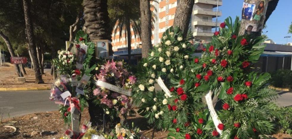 El improvisado homenaje al motorista arrollado por un conductor en Cullera