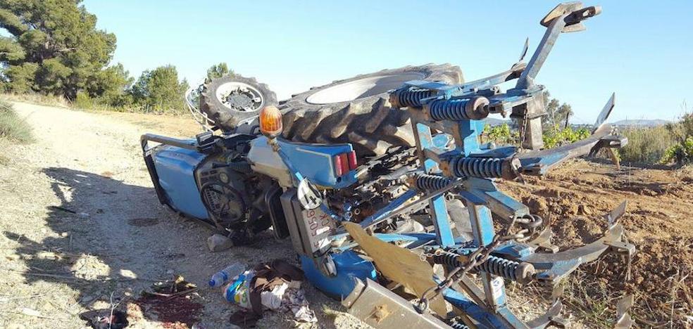 Un hombre de 81 años muere al volcar su tractor en Requena