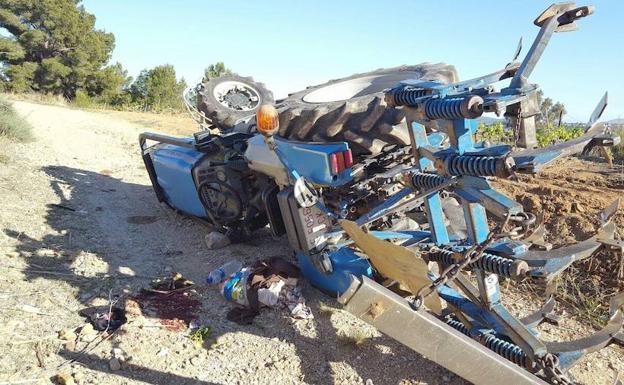 Un hombre de 81 años muere al volcar su tractor en Requena