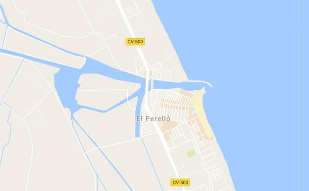 Un conductor deslumbrado hace que dos ciclistas choquen entre sí en El Perelló