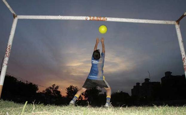 Los niños que practican fútbol habitualmente mantienen mejor la atención, según una investigación