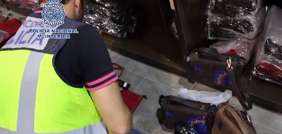 La Policia interviene 4.840 bolsos falsificados en Manises