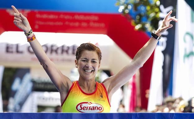 La atleta valenciana Natacha López, premiada por su contribución a la Oncología