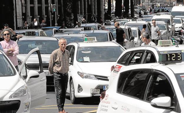 Los taxistas convocan un paro el 29 de junio con servicios mínimos gratuitos