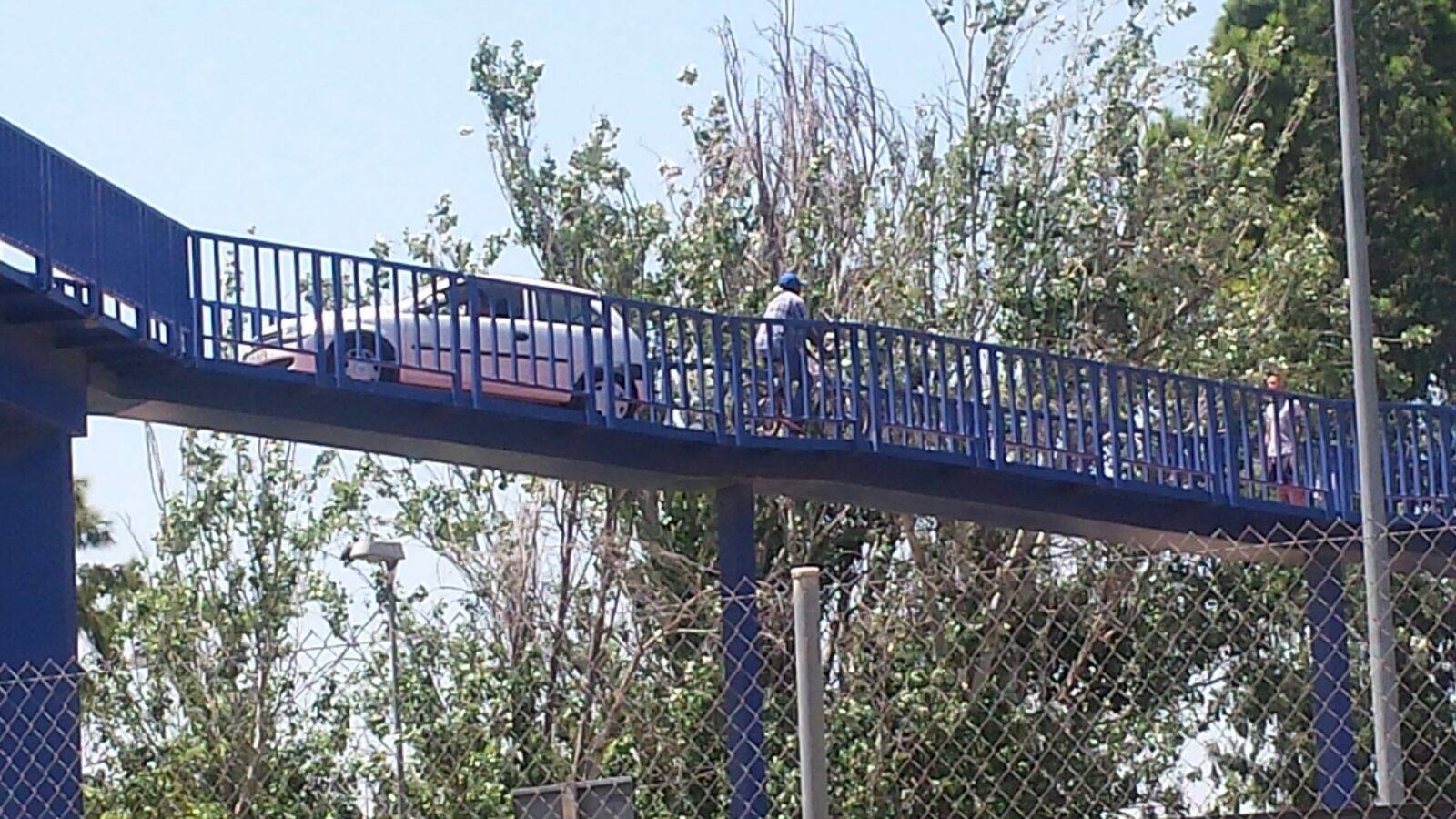 Fotos del coche atrapado en una pasarela peatonal