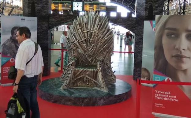 El trono de hierro de 'Juego de Tronos' está en la Estación del Norte de Valencia